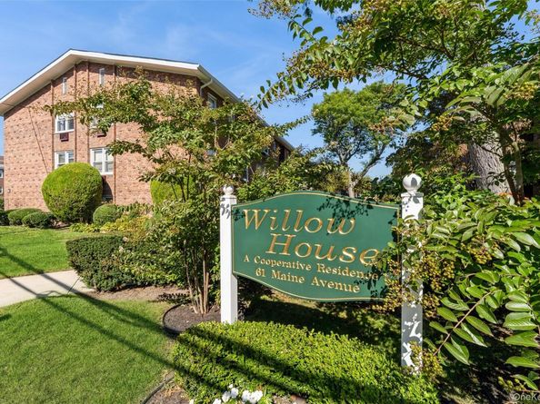 61 Maine Avenue D14, Rockville Centre NY 11570
