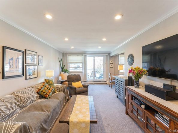 61 Maine Avenue D14, Rockville Centre NY 11570