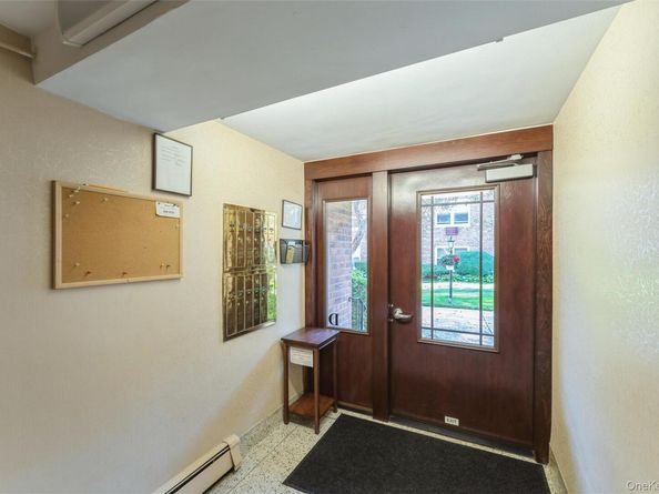 61 Maine Avenue D14, Rockville Centre NY 11570