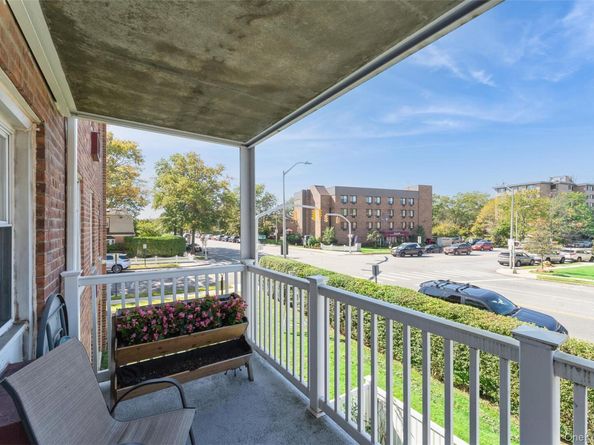 61 Maine Avenue D14, Rockville Centre NY 11570