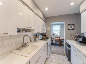 61 Maine Avenue D14, Rockville Centre NY 11570