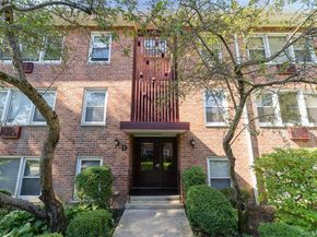 61 Maine Avenue D14, Rockville Centre NY 11570