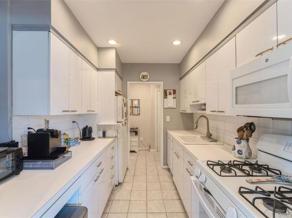 61 Maine Avenue D14, Rockville Centre NY 11570