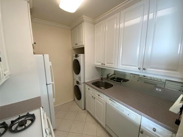 27110 Grand Central Parkway 9T, Floral Park NY 11005