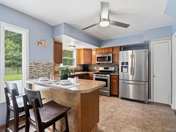 10 Riverdale Avenue, Oakdale NY 11769