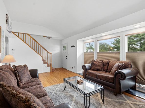 10 Riverdale Avenue, Oakdale NY 11769