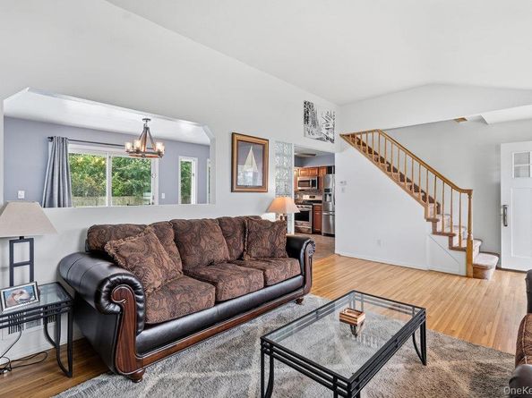 10 Riverdale Avenue, Oakdale NY 11769