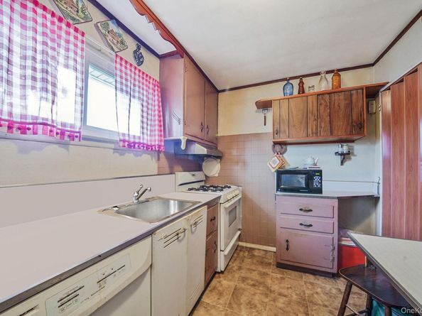 2 Sydney Street, Plainview NY 11803
