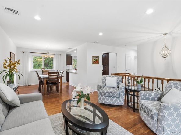 17 Lanier Lane, Bay Shore NY 11706