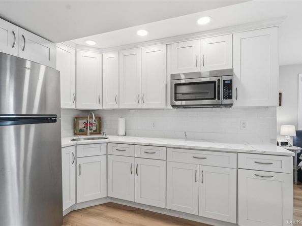 17 Lanier Lane, Bay Shore NY 11706