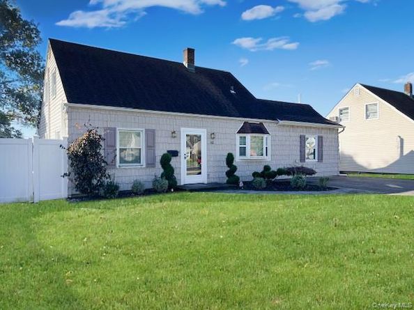 62 Old Farm Road, Levittown NY 11756