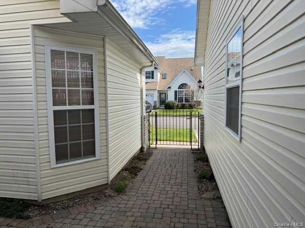 15 Constantine Way, Mount Sinai NY 11766