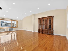 38 S Oaks Boulevard, Plainview NY 11803