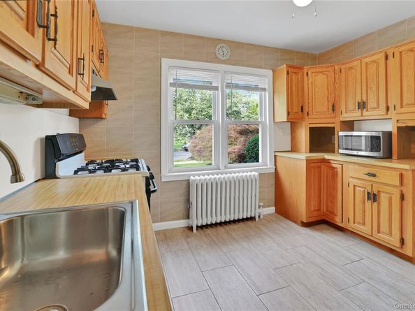 33 Park Circle, New Hyde Park NY 11040