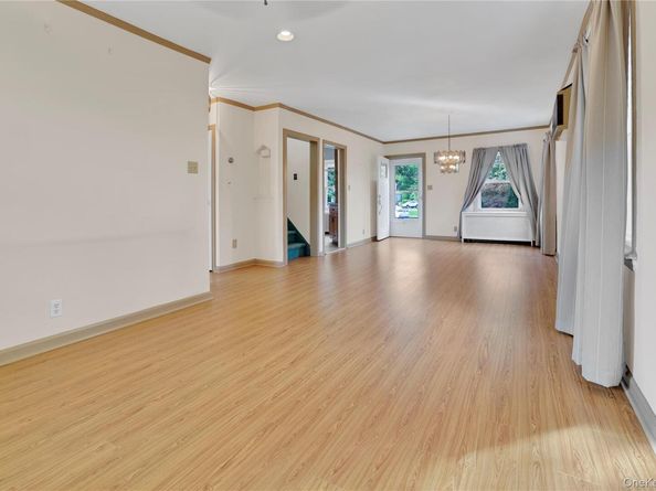 33 Park Circle, New Hyde Park NY 11040