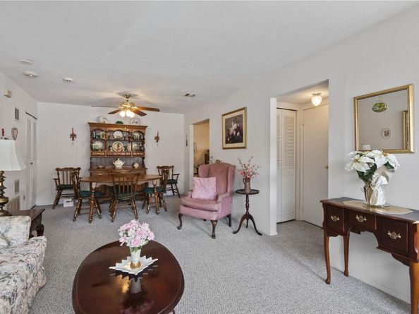 21 W Cambridge Drive SE 21, Copiague NY 11726