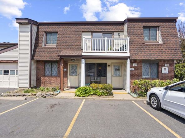 21 W Cambridge Drive SE 21, Copiague NY 11726