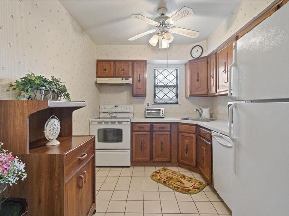 21 W Cambridge Drive SE 21, Copiague NY 11726
