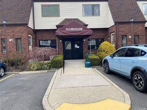 21 W Cambridge Drive SE 21, Copiague NY 11726