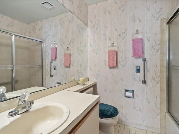 21 W Cambridge Drive SE 21, Copiague NY 11726
