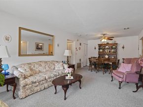 21 W Cambridge Drive SE 21, Copiague NY 11726