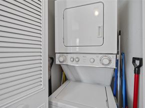 21 W Cambridge Drive SE 21, Copiague NY 11726
