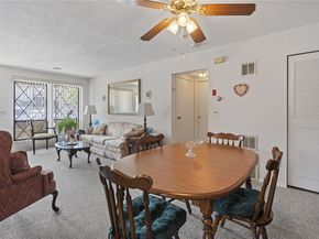 21 W Cambridge Drive SE 21, Copiague NY 11726
