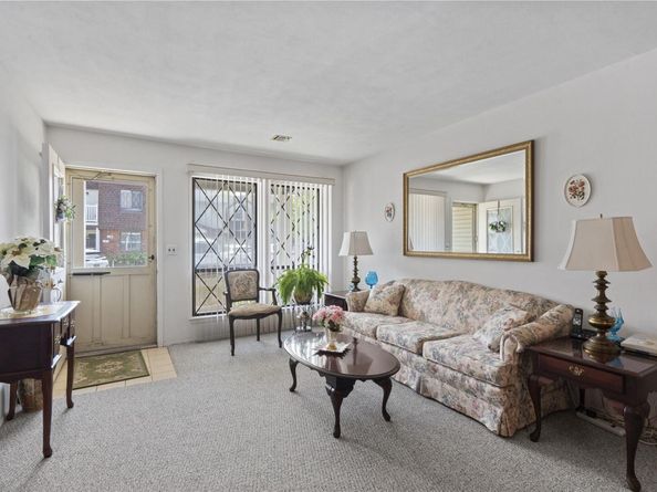 21 W Cambridge Drive SE 21, Copiague NY 11726