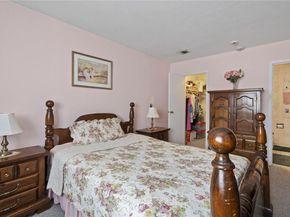 21 W Cambridge Drive SE 21, Copiague NY 11726