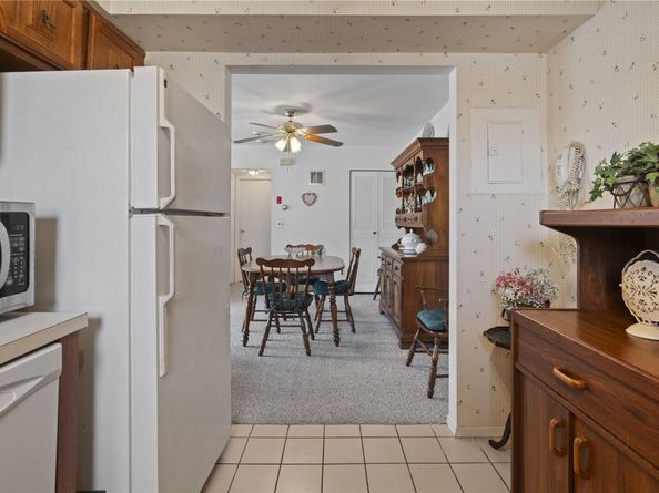 21 W Cambridge Drive SE 21, Copiague NY 11726