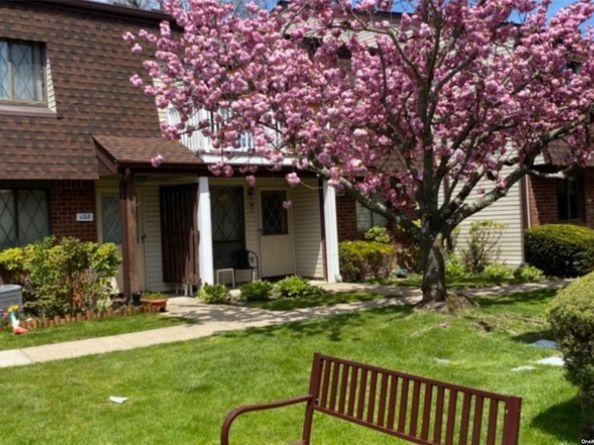 21 W Cambridge Drive SE 21, Copiague NY 11726