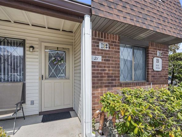 21 W Cambridge Drive SE 21, Copiague NY 11726