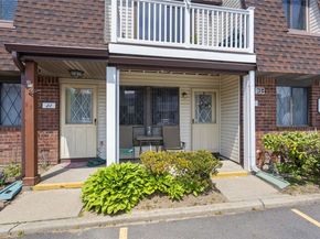 21 W Cambridge Drive SE 21, Copiague NY 11726