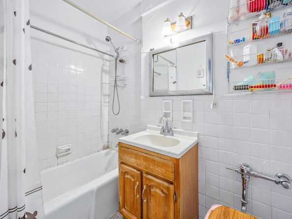 142-05 Roosevelt Ave 627, Flushing NY 11354