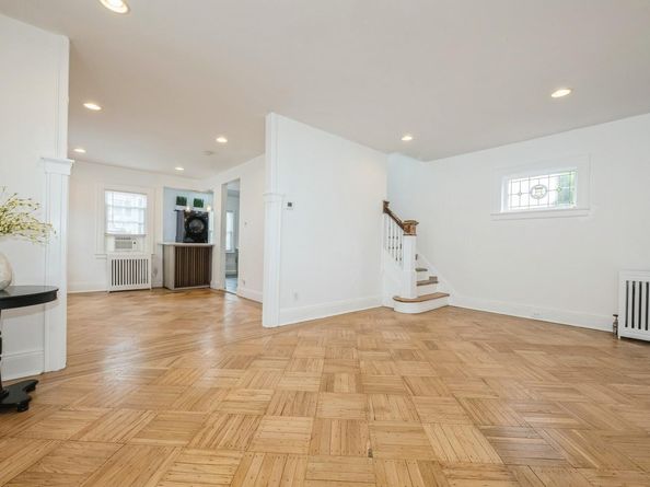 100-28 207th Street, Queens Village NY 11429