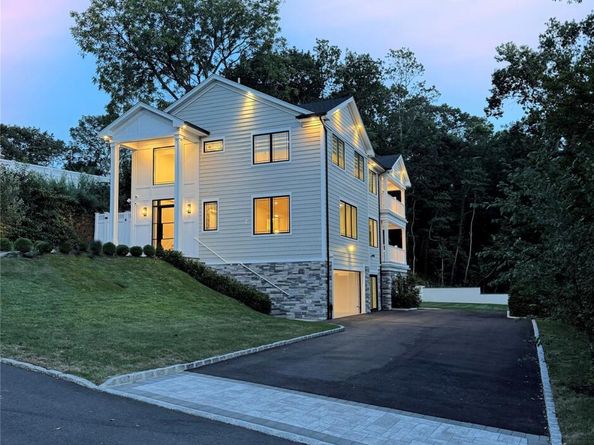 2 Arthur Place, Woodbury NY 11797