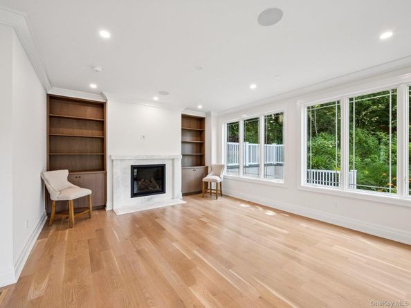 2 Arthur Place, Woodbury NY 11797