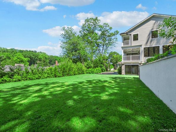 2 Arthur Place, Woodbury NY 11797