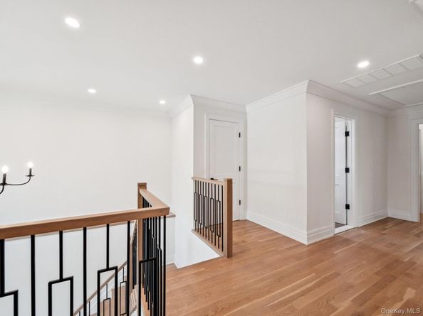 2 Arthur Place, Woodbury NY 11797