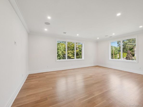 2 Arthur Place, Woodbury NY 11797