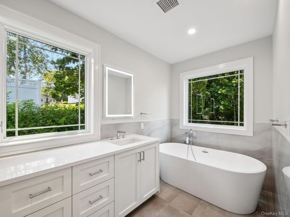 2 Arthur Place, Woodbury NY 11797