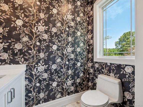 2 Arthur Place, Woodbury NY 11797