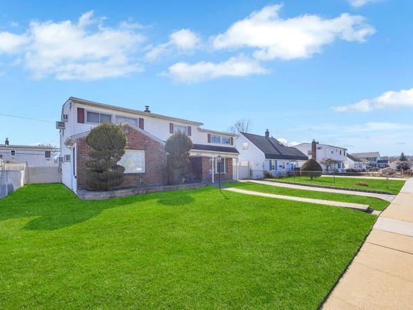 38 Cliff Lane, Levittown NY 11756