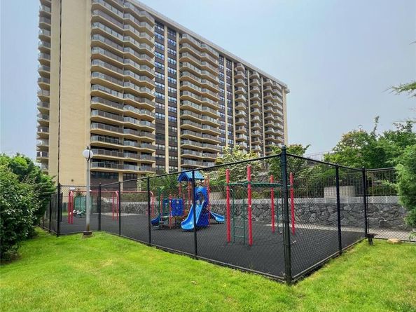 1815 215 Street 1G, Flushing NY 11360