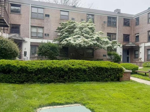 46 Terrace Circle 2C, Great Neck NY 11021