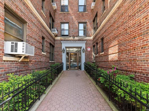 35-55 29th Street 3D, Astoria NY 11106