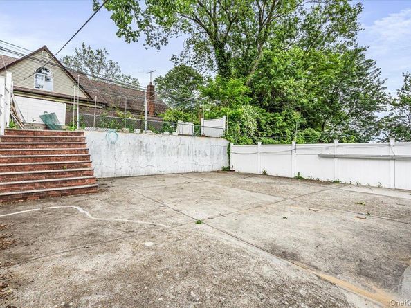 68-07 Little Neck Pkwy Parkway, Glen Oaks NY 11004