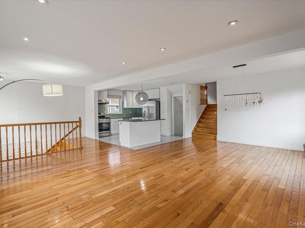 68-07 Little Neck Pkwy Parkway, Glen Oaks NY 11004