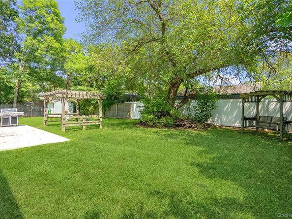 11 Longleaf Lane, Medford NY 11763