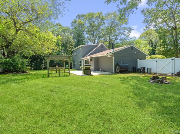 11 Longleaf Lane, Medford NY 11763